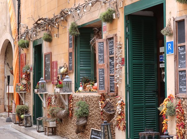 Restaurant typique de Majorque proposant des tapas savoureuses dans une ambiance conviviale et méditerranéenne