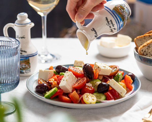 Salade grecque traditionnelle avec tomates, concombres, olives, oignons rouges, feta et huile d'olive